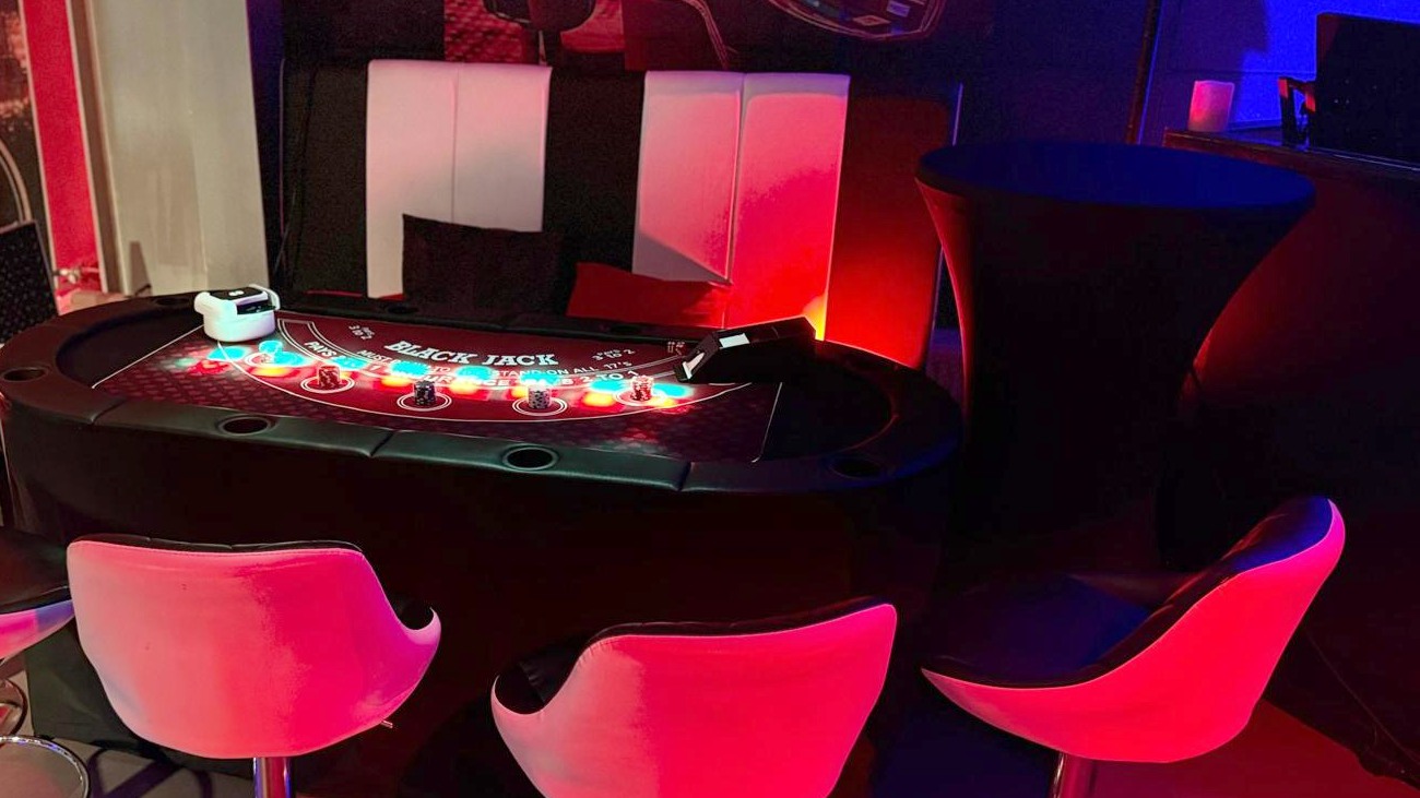 Blackjack-Tisch mit Barhockern im Partylicht