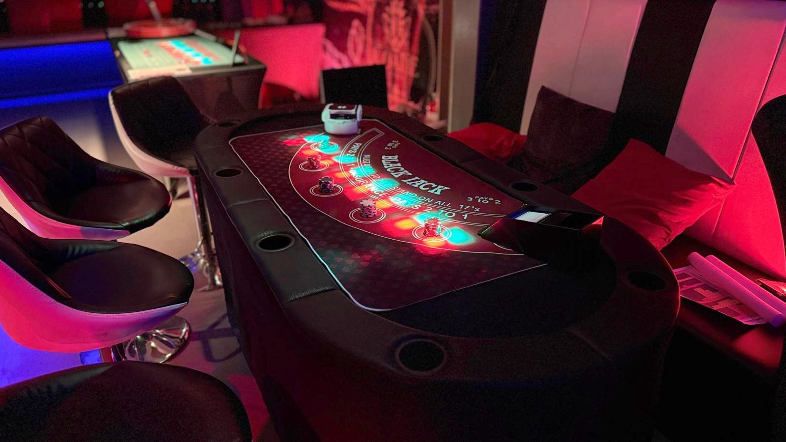 Blackjack-Tisch in einer Lounge mit Sitzecke