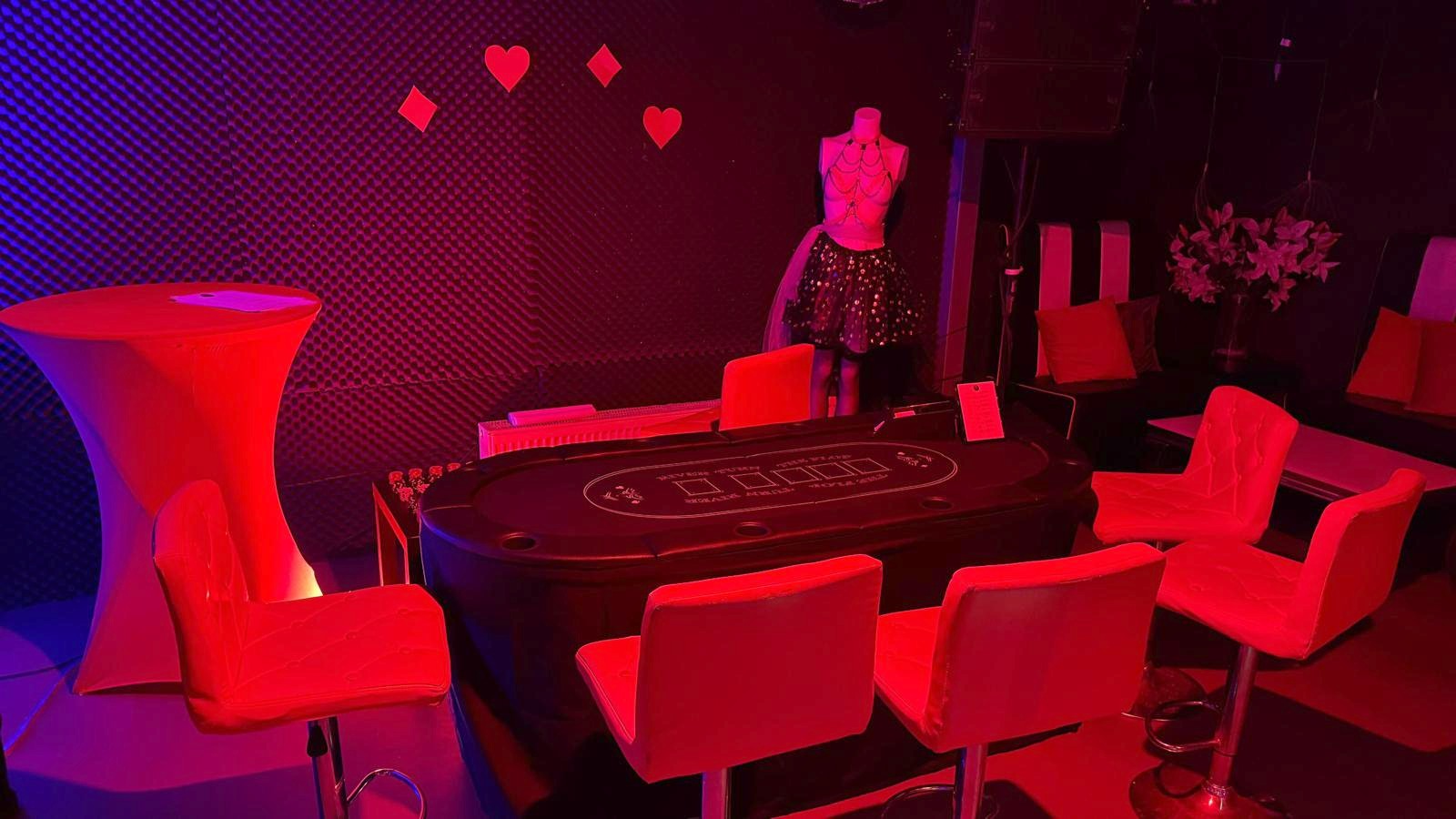 Pokertisch im roten Licht mit Herz-Deko