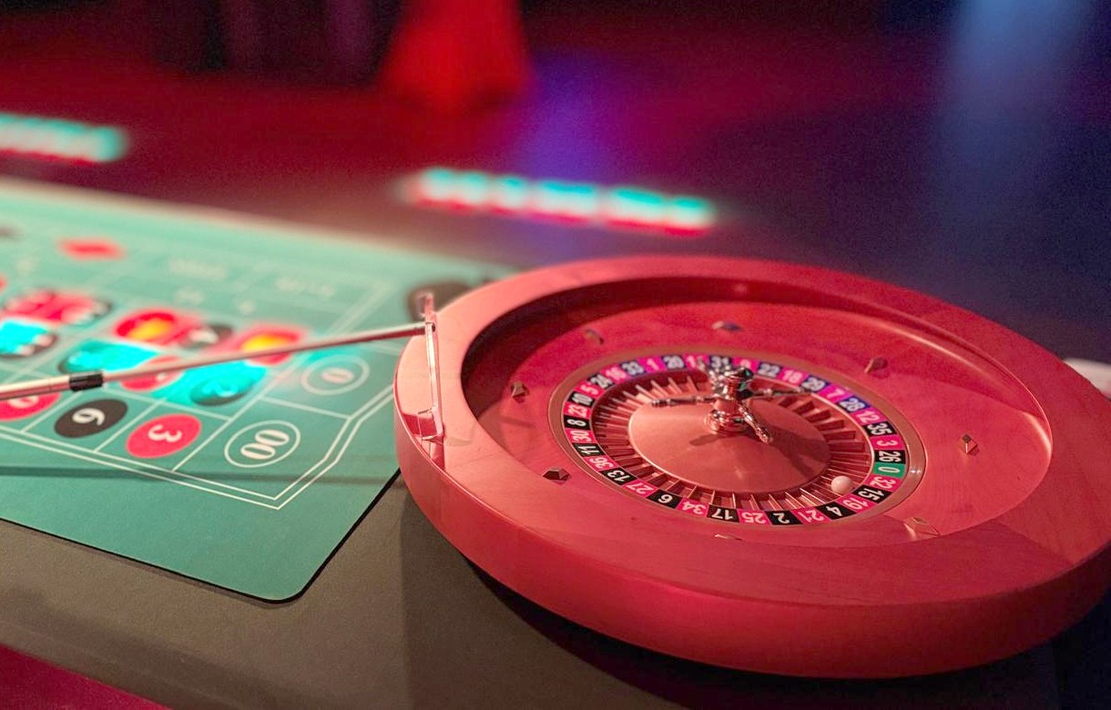 Roulette-Kessel und Spieltisch in Nahaufnahme